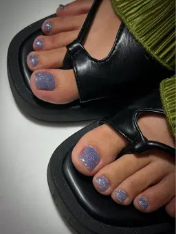 フットワンカラー💅フット向きのキラキラもご用意してます🩶(他店オフ込み)