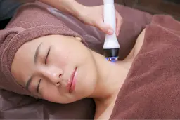 【むくみスッキリ小顔フェイシャル】ハイパーナイフフェイシャル。デコルテマッサージも入ります。