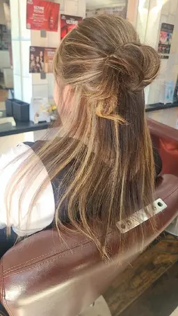 透明感ショコラブラウン➕トップハイライトでアクセントをつけることが出来ます。この機会にいかがですか?