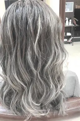 バレイヤージュブリーチとオンカラー.ハイライトとグラデーションのデザイン※追加ブリーチ9000円初回指名料2800円無料