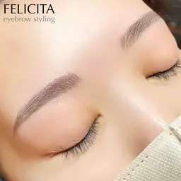アイブロウスタイリング【美眉スタイリング】眉毛のワックス脱毛です。