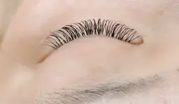 モチが通常のエクステの約3倍!9割がリピートするデザインキープラッシュ80束🎵(ミニモ学割)