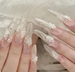 🉐超おトク!学生さん必見✨このチャンスを見逃さないでね❣️チップ長さ出し➕デザインし放題➕ストーン、パーツつけ放題