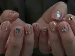 キラキラホログラム小花ネイル¥7980 ベースカラー付き