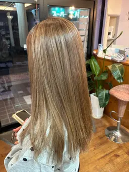 ブリーチを使ったカラーになります