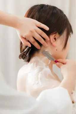 フェイスシェービング（鎮静パック付）“つるん・つやん”とメイク乗りUP。女性専用個室で受ける理容師の本格シェービング
