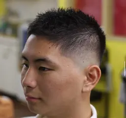 ソフトモヒカン➕スキンフェード💈(シェーバーを入れないフェードも可)その後の顔剃り~シャンプーも可能です!