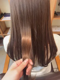 ダブルカラー【ブリーチではない優しいカラー剤でベースを明るくして，その次に色味を入れていくメニューです】