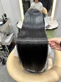 【❤️🔥12月限定価格❤️🔥】🩰絹髪縮毛矯正✨+高保湿🫧スチームトリートメント☘️