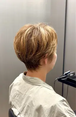 くびれショート＋白髪ぼかしハイライト