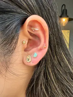 耳が一気におしゃれ可愛い✨　　　　　　　　　　　　　　　耳つぼジュエリー👂💎✨耳マッサージ付き