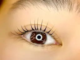 研修生が担当します。マイラミネーション（まつ毛パーマ）技術確認モデル