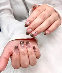 爪短め⚡️ワンカラー／ラメのグラデーション🩷💅➕ストーン10粒まで付け❣️オフの有無はメッセージでお願いします。