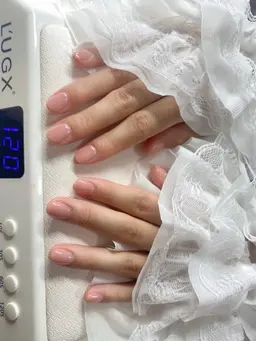ネイル掃除+自爪を固めるように透明ジェルを追加(Builder gel)
