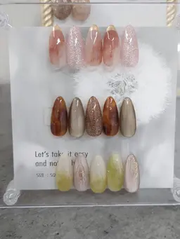 【ミニモ限定♥】9月デザインコース💅オフ込み💕9月サンプルからお選びいただけます❣️カラー変更、配置換え🆗です☺️