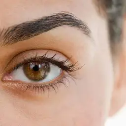 【アイブロウwaxing】ムダ毛と角質を除去し、キレイな眉をスタイリングします。男女問わずお手入れ可能です。メイクまで。