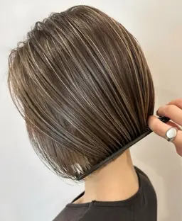 ダメージレスなケアブリーチを使用したハイライトカラー🌟