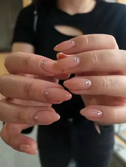 2時間コース:ワンカラーやフレンチに足したアートやニュアンスアート等もできるシンプルめなデザイン。 長さだし不可 。