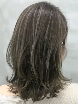 【白髪ぼかし】ハイライト＋透明感カラー＋Tr	¥14,000	巻かなくても立体感／大人映えカラー