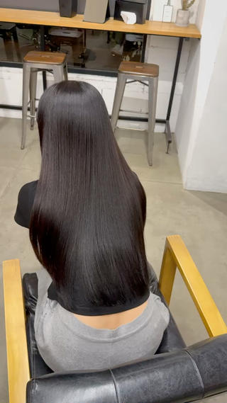 乾かすだけでこの艶
縮毛矯正=硬くなると思ってる方にこそ体感してほしい、しなやかストレート。