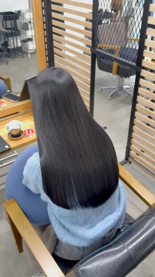 乾かしただけで、この艶。
縮毛矯正で叶える本物の色気