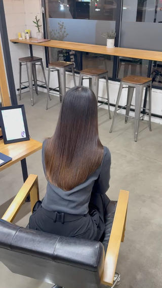 まっすぐすぎない“自然な艶ストレート”
うねりと乾燥でまとまりづらかった髪も、
髪質改善×縮毛矯正で柔らかくナチュラルな艶に。
指通りなめらかで、思わず触れたくなる仕上がりに
風になびくだけで品よく見える、ツヤ感ロングです