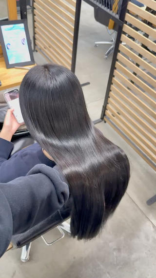 しなやかにまとまる“素髪のツヤ”を最大限に
癖や広がりをおさえつつ、指通りのいい上質なストレートに仕上げました。
後ろ姿だけで綺麗さが伝わるヘア、ぜひ体感してみてください