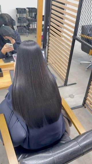 大人女性のための艶ケアストレート
パサつきやすい毛先も、うるおいとツヤが戻って扱いやすいスタイルにしました
鏡を見るのが少し楽しくなる仕上がりです