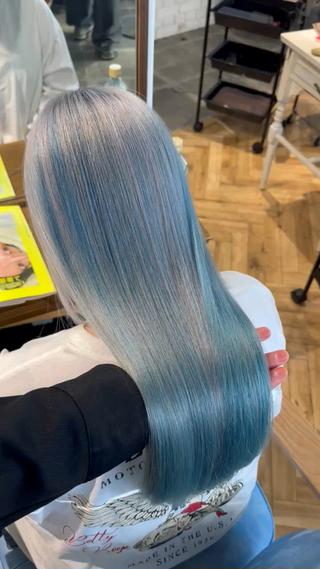 表面シルバー、インナー水色のデザインカラー