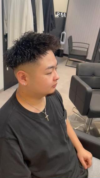 ジェットモヒカン×ツイストスパイラル
ツイストスパイラルのツイスト感
強めのスタイルになります!
ボリュームが欲しい方やカール感が少ないのが好きな方に
オススメのパーマになります!