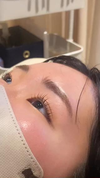 デザインによっても、印象が変わります!
根本からしっかり立ち上げる、
パリジェンヌデザインやる方多くなってます