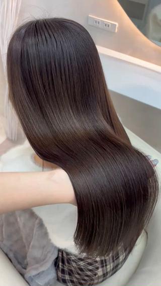 暗髪×艶髪ストレートで叶う上品美髪
思わず触れたくなるような、なめらかな艶とまとまりが印象的な暗髪ストレートスタイルです。
全体はストンと落ちる綺麗なシルエットで、毛先まで均一に整った質感がとても上品な印象に^^
暗めのカラーでも重く見えすぎず、光に当たることでほんのり透ける柔らかさがあり、ナチュラルなのにしっかり垢抜けた雰囲気を演出してくれます♪