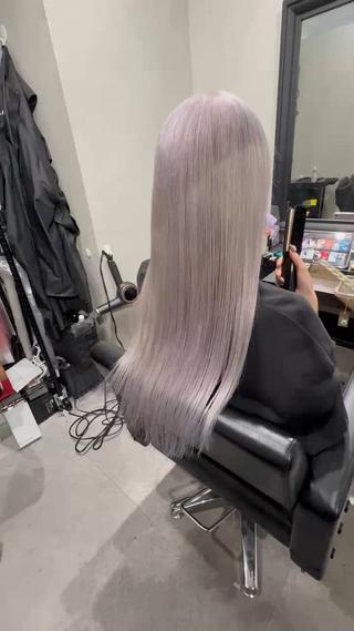 イエベの方なども似合う柔かいペールシルバー
色落ちも一緒にするようにエクステも染めてます