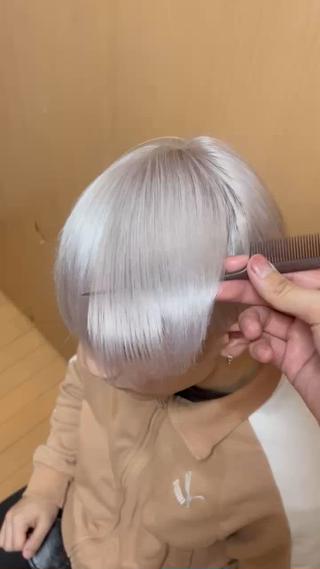 【ダメージレスなハイトーンカラー】

こだわりのケアブリーチで
ハイトーンカラーを綺麗に仕上げます
　
[リタッチの周期]
 
ホワイトカラーは1ヶ月
他の色は1ヶ月半が目安になります 