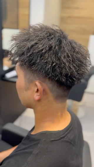 ジェットモヒカン
ツイストスパイラルパーマ(ツイスト強め)Style
長さは短くても出来ます
是非参考にしてください