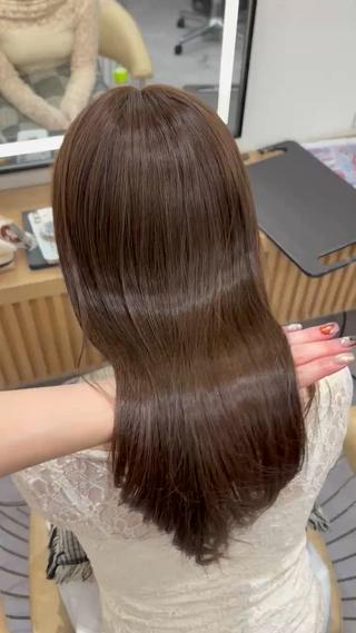 オリーブベージュ
赤みを抑えたオリーブベージュ
暗めでも透明感があり、柔らかくナチュラルな仕上がりに
赤みが気になる方や、落ち着いたカラーにしたい方におすすめです
ぜひお任せください♡