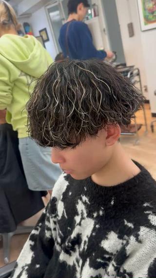 #波巻きスパイラルパーマ #波巻きスパイラル #メンズパーマ #パーマモデル #ハイライト #ハイライトパーマ