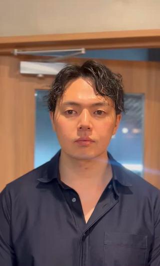 【ツイストスパイラルパーマの魅力】
・自然体で洒落感を演出
無造作なのに計算された動き。作り込みすぎない大人の余裕を纏える。
・スタイリングが手軽
乾かすだけで立体感が生まれるため、忙しい朝もスマートにセットが完了。
・ボリュームと動きで印象を引き上げる
髪に柔らかな立体感とリズムを与え、表情まで明るく魅せる。
・ダメージを抑えた施術が可能
通常のツイストに比べ負担が少ないため、髪の質感を大切にしたい方にもおすすめ。
・年齢問わず似合うスタイル
若さに頼らず、自然体の色気を引き出してくれる万能なパーマデザイン。