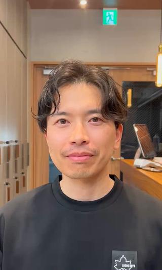 ワックスもグリースも質感と仕上げたい雰囲気に合わせて使い分けるのがポイントです
【ワックス】
・おすすめタイプ:軽めのクリームワックスやファイバーワックス
・仕上がり:束感と動きを出しやすい
・こんな時に:ふんわりエアリーに仕上げたい時、無造作感を出したい時
・使い方のコツ:全体に揉み込まず、毛先〜中間を中心に。根元にはつけすぎ注意
【グリース】
・おすすめタイプ:ソフトグリース、ハイブリッド系(グリース+ワックス)
・仕上がり:ツヤ感強め。ウェットな質感で大人っぽく
•こんな時に:かき上げ前髪やセンターパートで色気を出したい時
・使い方のコツ:手のひらでしっかり伸ばしてから毛先中心に