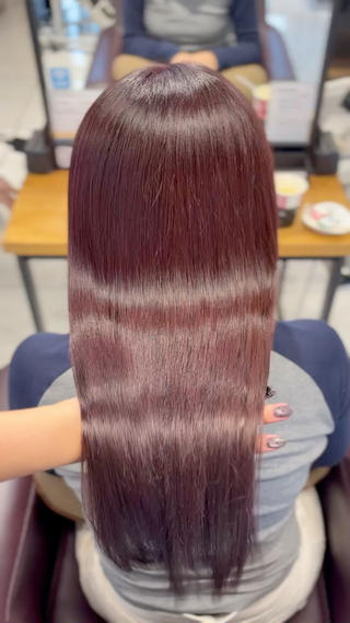 Cassis Brown 
紫っぽさのある深みカラーで、大人っぽく
髪質改善カラーを継続して更に艶の増した髪に 