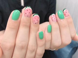 リピーター様ネイル
どれくらいお金かかる?
「ニュアンス5本 6500円」
ネイル完成にかかる時間は?
「120分」
このネイルが似合う爪は?
「ミディアム」
こだわりポイントは?
スイカの色味!アートを際立たせるグリーンのチョイス!夏らしく仕上げました!