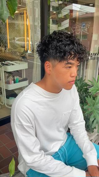 Spain Curl
全体的にベースを作るとき長めに髪を残してカールをつよくして上にあがりくるくる感がわかりやすくかっこいいパーマで周りと〖差〗をつける