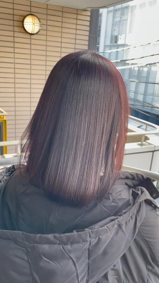 Cut… ミディアムをキープしつつ、枝毛などを中心にメンテナンスケアカット。

Color… 8トーンのボルドーピンク

treatment… 酸熱トリートメント 