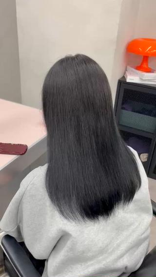 セミロング 奥野JAPAN🌈 艶髪カラーのヘアスタイル