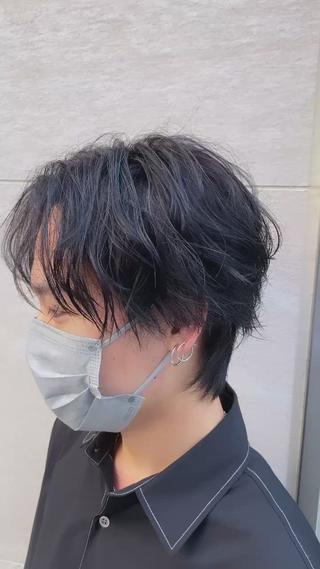 無造作スパイラルパーマ決めすぎないけどしっかりかっこいいスタイルです!襟足は刈り上げずタイトに収めてあげることで大人感up!
