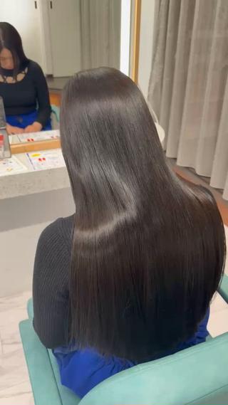 このツヤ、触らずにはいられない…
弱酸性縮毛矯正でやさしくクセを伸ばし、
水素ケアで髪内部のダメージ原因にアプローチ。

ピンピンにならず、
自然にまとまるストレートが好きな方へ
繰り返すほど扱いやすい髪に。
 