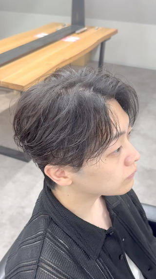 無造作×ニュアンスパーマ
「直毛で動きが出ない」
「セットしてもすぐ崩れる」
「パーマ強すぎるのは苦手」
そんな悩みに。
ニュアンスパーマは、強すぎない自然なカールで
“柔らかい動きと扱いやすさ”をプラスします。
ナチュラルに雰囲気を出したい
朝のセットを簡単にしたい
初めてパーマをかける
そんな方におすすめです。
髪質・骨格に合わせて、
“やりすぎない無造作感”をデザインします。