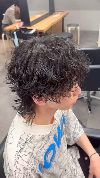 波巻きパーマ×ウルフ
動き・束感・シルエット。
全部欲張れるのが波巻きウルフ。
襟足の軽さと、
波巻きならではの無造作な動きで
どの角度から見ても雰囲気のあるスタイルに。
︎ ウルフに挑戦したい
︎ セットを楽にしたい
︎ 周りと被らない髪型がしたい
︎ 色気のあるメンズヘアが好き
そんな方におすすめです◎
ラフに散らすだけで決まる、
トレンド感抜群の波巻きウルフ。
“Wild texture. Clean silhouette.”