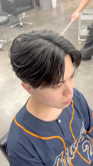 ニュアンスパーマ
「直毛で動きが出ない」
「セットしてもすぐ崩れる」
「パーマ強すぎるのは苦手」
そんな悩みに。
ニュアンスパーマは、強すぎない自然なカールで
“柔らかい動きと扱いやすさ”をプラスします。
ナチュラルに雰囲気を出したい
朝のセットを簡単にしたい
初めてパーマをかける
そんな方におすすめです。
髪質・骨格に合わせて、
“やりすぎない無造作感”をデザインします。