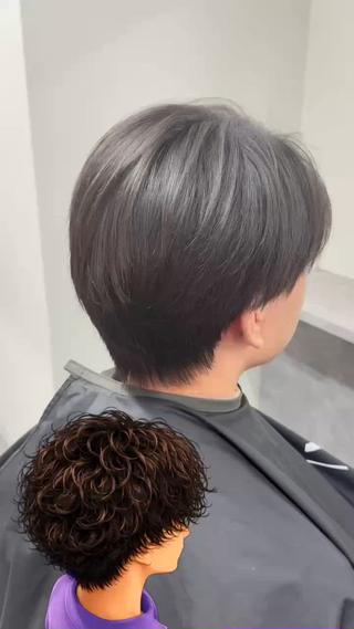直毛でも、ここまで垢抜ける
波巻きパーマ
「直毛で動きが出ない」
「強すぎるパーマは苦手」
「無造作だけどキマる感じにしたい」
そんな方に。
波巻きパーマは、波のようなカールで
“ラフで自然な動き”をつくるパーマ。
作り込みすぎないのに、しっかり雰囲気が出る。
セットも簡単に決まります。
ナチュラルに動きを出したい
無造作な雰囲気が好き
セットを楽にしたい
そんな方におすすめです。
髪質・骨格に合わせて、
“ラフだけど計算された動き”をデザインします。
